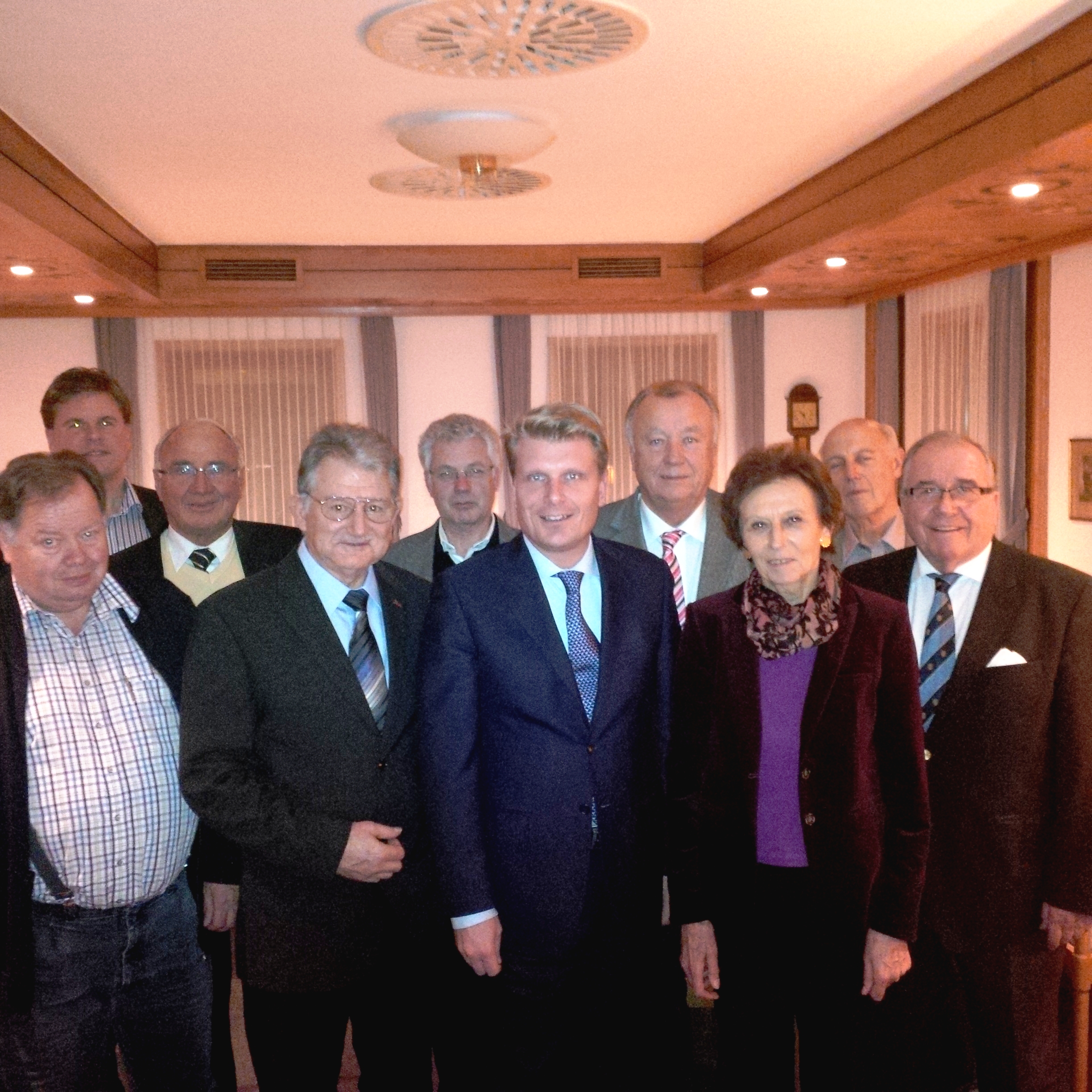 Der neue MIT-Vorstand  Zollernalb prsentiert sich fr die nchsten zwei Jahre  (vorne): M. Feist, Carlo Auer, Thomas Barei, E. M. Hausch, W.C. Haas,  (hinten): A. Korn, G. Haid, J, Bitzer, F. Pommerencke, G. Mayer (Foto: Berei)